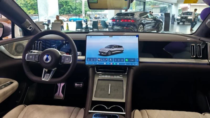 BYD's Denza Z9S Sedan with 1,100 km of Range Arrives at 101 Dealers Across China Ahead of Launch
