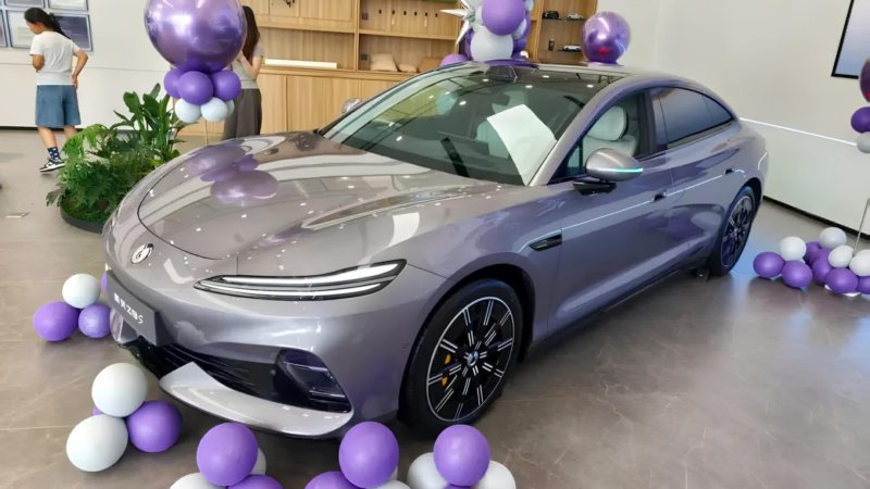 BYD's Denza Z9S Sedan with 1,100 km of Range Arrives at 101 Dealers Across China Ahead of Launch