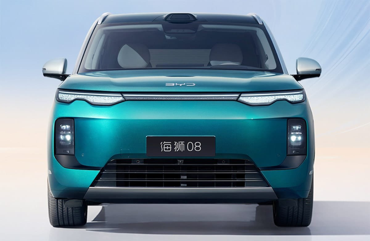 Front view of the BYD Sealion 08 featuring split LED headlights