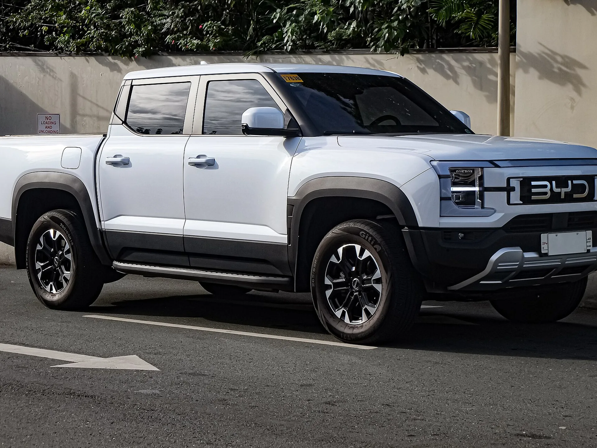 BYD Shark 6 plug-in hybrid pickup