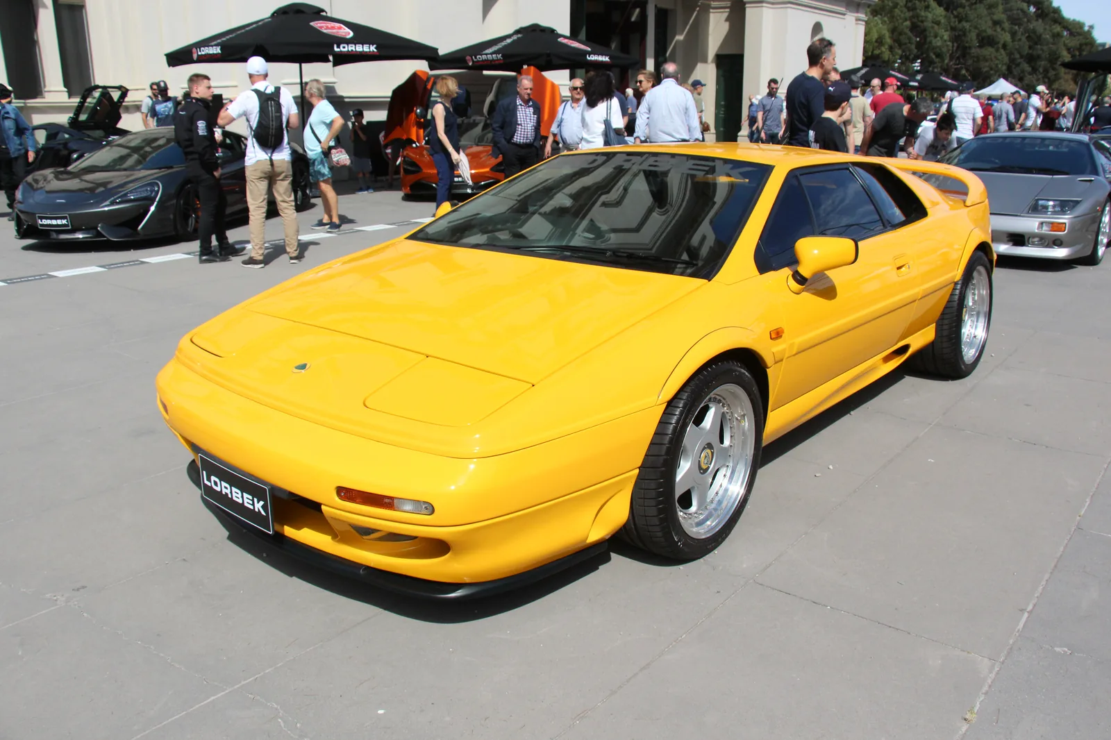 Um carro esportivo com um aerofólio traseiro
