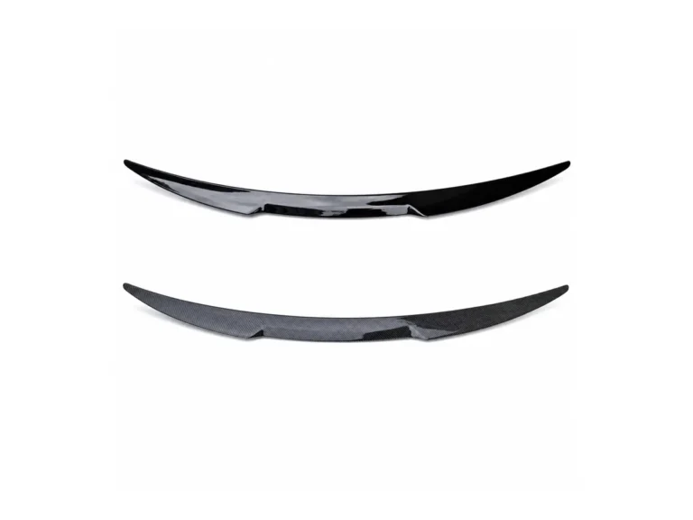Aileron arrière présenté en finitions noir brillant et texture carbone sur fond blanc