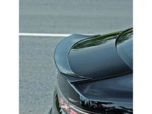 Asa de spoiler traseiro instalada em um sedã BYD, close-up da área de montagem
