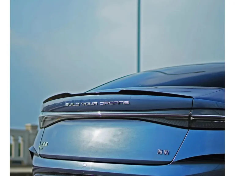 Asa spoiler traseira montada na tampa do porta-malas de um BYD Seal