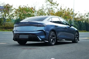 Bir BYD SEAL için arka spoiler wing, takılı ve arka açıdan görüntülenmiş