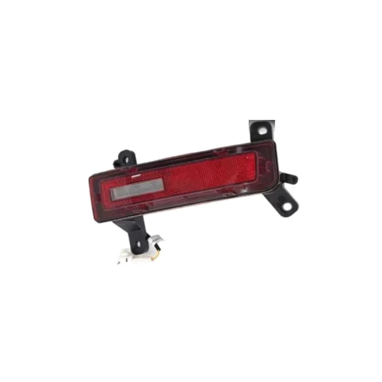 Luz del parachoques trasero izquierdo estilo original del BYD BAO 5 sobre fondo blanco