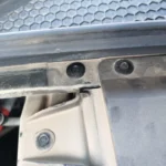 Bir BYD motor bölmesi kapağına takılmış geçmeli klipsler
