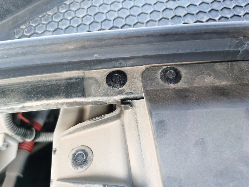 Bir BYD motor bölmesi kapağına takılmış geçmeli klipsler