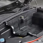 BYD SEAL U EV ön bagajının eğrisini takip eden ön bagaj saklama kutusu kenarı