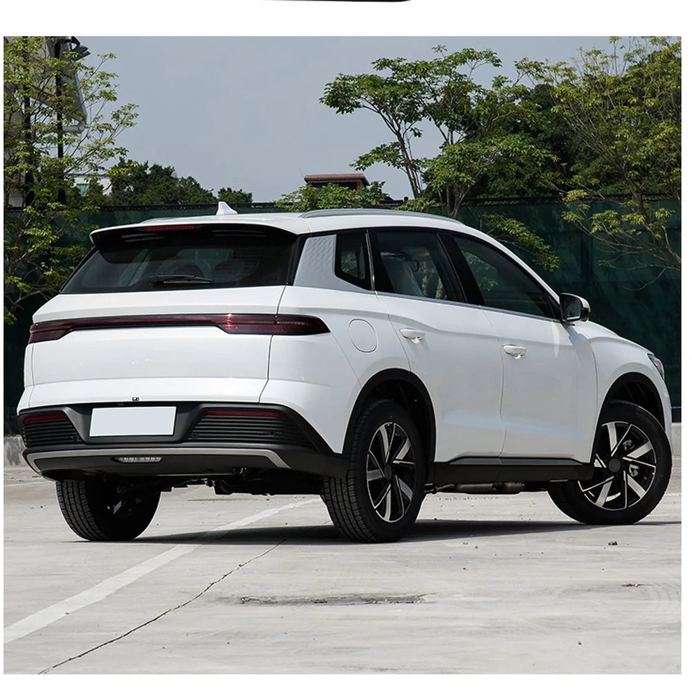 BYD Song Pro com para-lamas — vista traseira três quartos