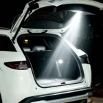 Gece açık bagaj kapağı ve kargo alanını aydınlatan LED bagaj lambası ile BYD SUV