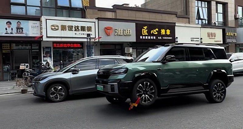 BYD FCB Bao 8 Filmed Driving on Three Wheels With Wheel Clamp Attached on Public Street